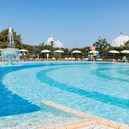 Mit Veranda In Montalto Marina 아파트 *
